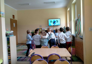Dzieci naśladują grecką "Zorbę" tańczoną przez p. Gosię i p. Witka.